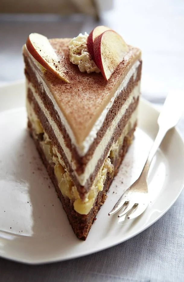 Leckere Winterapfel-Torte mit frischen Äpfeln und Gewürzen dekoriert