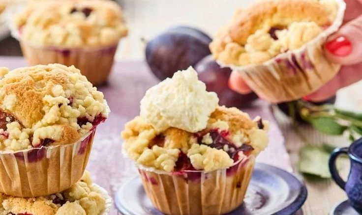 Zwetschgenmuffins mit Butter-Streuseln auf einem Teller
