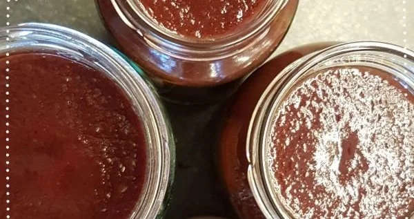 Hausgemachtes Zwetschgenmus ohne Zucker in einem Glas